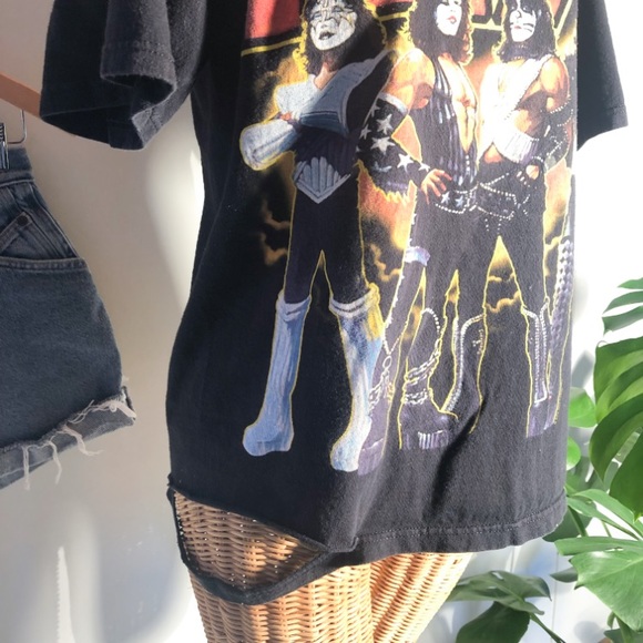 Thrashed KISS T-Shirt - Picture 4 of 5